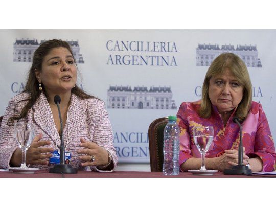 La canciller Susana Malcorra y la directora de América Latina para el Foro Económico Mundial Marisol Argueta de Barillas en la conferencia del lanzamiento del Foro en Buenos Aires.