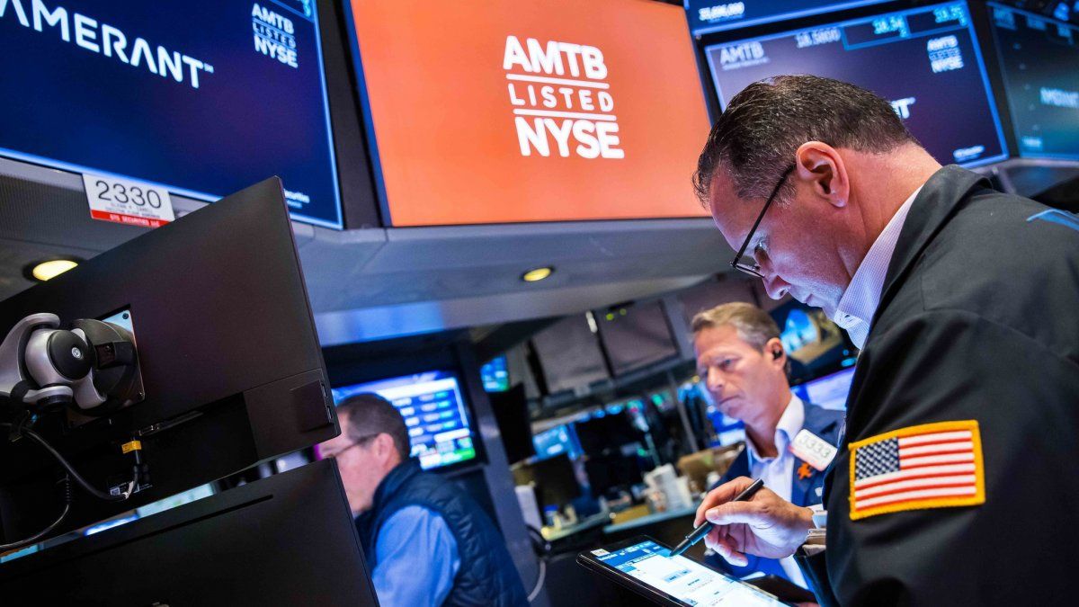 Caída en Wall Street: inversionistas evalúan resultados y esperan decisión de la Fed