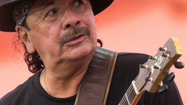 Conoce cuánto aumentó su fortuna Carlos Santana.