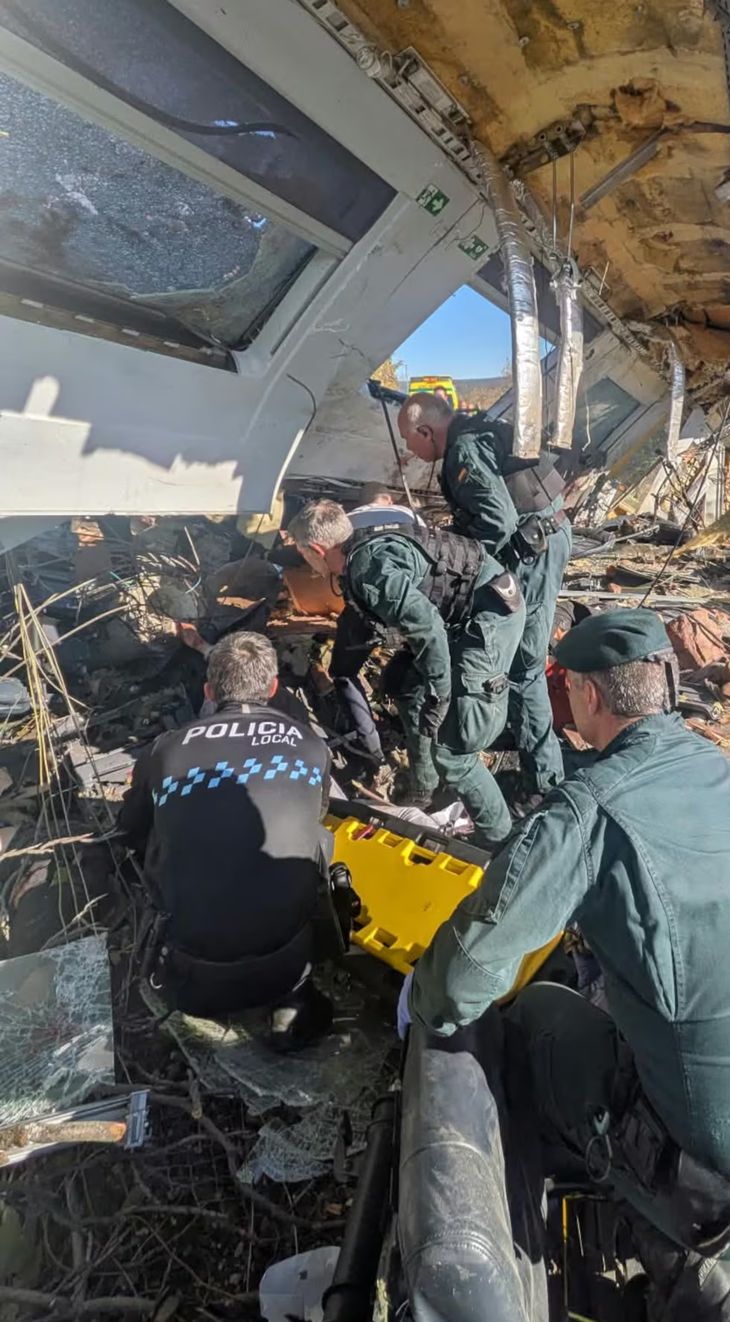 Investigan posibles fallos en la circulación y la seguridad en la tragedia ferroviaria en España.