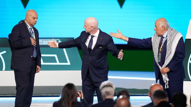Infantino quedó en el centro del foco luego del fallido gesto reconciliador.