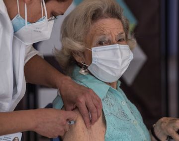 Los mayores de 60 años de todo el país podrán aplicarse la tercera dosis de la vacuna sin turno previo en la provincia de Buenos Aires