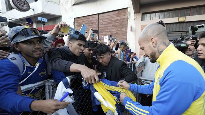 La muestra de cariño del pueblo boliviano con Darìo Benedetto al llegar al hotel, donde se aloja la delegación de Boca . El delanteor hoy tendrá la chance de ser titular.