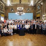 Axel Kicillof, junto a intendentes bonaerenses. Axel Kicillof, junto a intendentes bonaerenses.