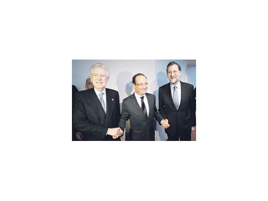 François Hollande y Mariano Rajoy junto al «professore» Mario Monti. Los gobiernos de Europa apuestan a la continuidad del primer ministro.