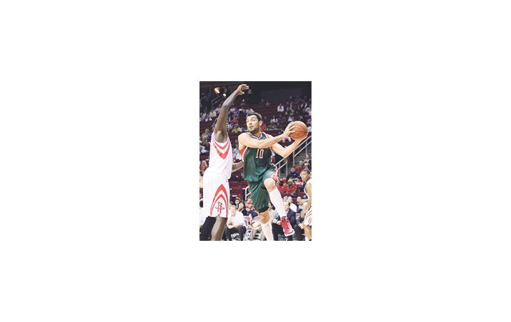 Carlos Delfino intenta el pase ante la marca de Samuel Dalembert. El «Lancha» le ganó el duelo entre argentinos a Luis Scola.