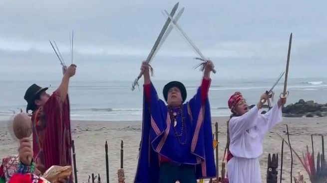 Los chamanes en el ritual ancestral en 2022, vaticinando que no llegaría la paz en el 2023, como terminó ocurriendo.