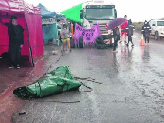 Sin pausa. Las intensas tormentas que asolaron Neuquén no impidieron que siguieran los piquetes en la ruta del petróleo, llevados adelante desde hace dos semanas por trabajadores de salud autoconvocados.
