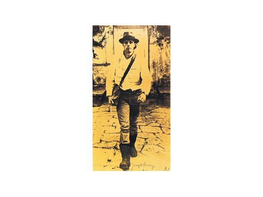 Joseph Beuys en “La revolución somos todos”, una de las más de 110 obras de la exhibición del artista alemán  que entendía el arte como agente de cambio individual, social y político.