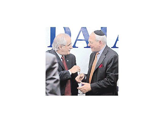 El cancillerJorge Taianacharla conIsrael Singer,titular delComitéPolítico delCongresoJudíoMundial. Eldirigente,que ademáses rabino,rezó en lasede de laAMIA el‘‘KadishIatom’’(oraciónfúnebre) porlos muertosen elatentado de1994.