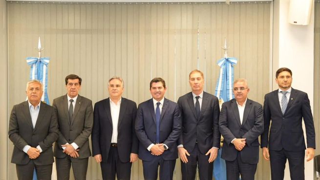 Diego Santilli, junto a seis gobernadores en San Juan.