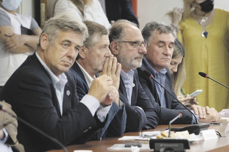 Mesa de Enlace. Nicolás Pino (SRA); Elbio Laucirica (Coninagro); Jorge Chemes (CRA), y Carlos Achetoni (FAA), durante la maratón de reuniones en el Congreso el miércoles.