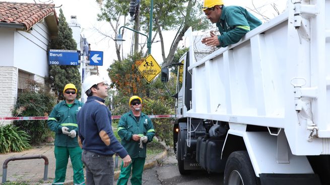 El intendente Ramón Lanús fiscalizó parte de las tareas ejecutadas en la Calle Beruti, en Martínez, acompañado por Clara Sanguinetti, secretaria de Ambiente y Espacio Público.