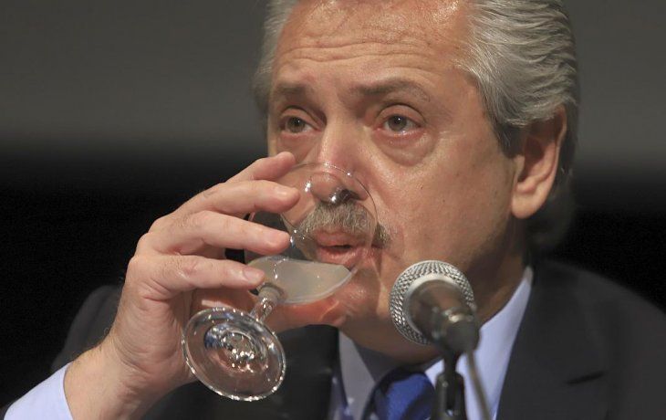 ámbito.com | Alberto Fernandez copa de agua.jpg