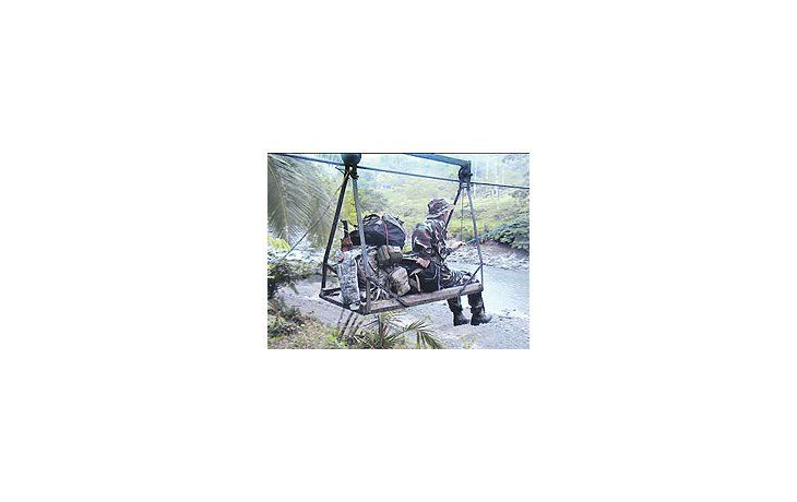 ámbito.com | Uno de los comandos de la Fuerza Aérea cruza el río Banano, inicio de la expedición. Llevaban55 kilos de pertrechos en la mochila para 13 días de exploración. Penetraron selvacostarricense nunca antes recorrida por el hombre.