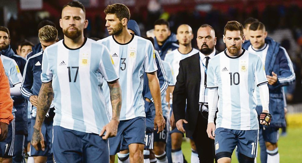 Bitterness.  Otamendi, Messi, Fazio and Icardi are the image of disappointment.  Argentina could barely draw against Venezuela and continues in the playoff zone, with two dates remaining for the end of the qualifiers.