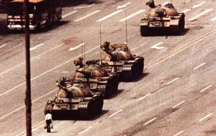 una foto emblemática. La imagen del hombre que bloqueó una columna de tanques para evitar la represión en Tiananmen es una de las más icónicas del siglo pasado. El destino que corrió es un misterio.