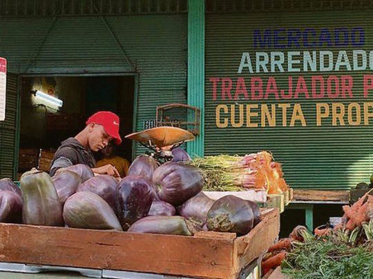 emprendedores. Miles de cubanos buscan abrirse paso en medio de la flexibilización para la iniciativa privada que van introduciendo las autoridades. Sin embargo, paradójicamente, las sanciones de EE.UU. los perjudican.