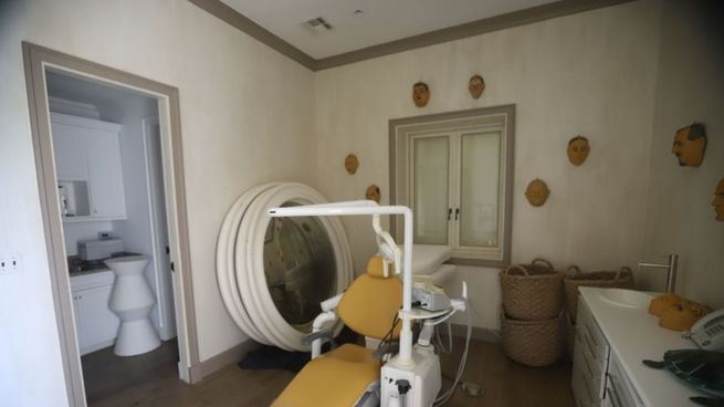 Una de las peculiares salas que se ven en las fotos reveladas por los demócratas.