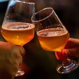 Desde canillas artesanales en Palermo hasta propuestas asiáticas y pizzas napolitanas: tres opciones porteñas para brindar en el Día de la Cerveza. Desde canillas artesanales en Palermo hasta propuestas asiáticas y pizzas napolitanas: tres opciones porteñas para brindar en el Día de la Cerveza.