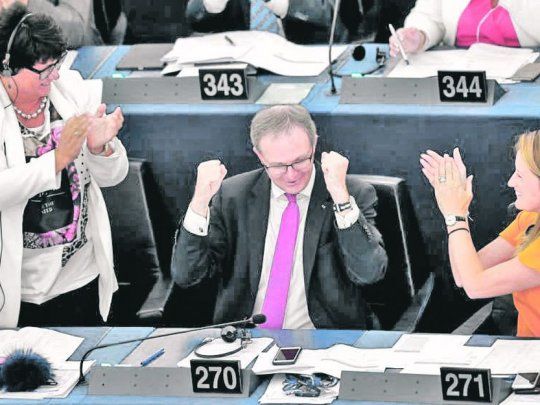 Festejo. El legislador alemán Axel Voss celebró en el Parlamento Europeo tras una votación a favor de los cambios sobre derechos de autor.