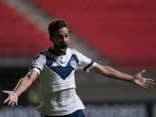 Agustín Bouzat abrió el marcador para Vélez que ganó en Chile y mantiene su sueño de clasificación en la Copa Libertadores.