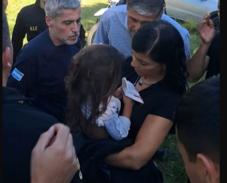 "No sé qué se le pasó por la cabeza a quien haya sido, pero me la llevaron a la nena", detalló el abuelo de Esmeralda y negó que se haya perdido sola. "No sé qué se le pasó por la cabeza a quien haya sido, pero me la llevaron a la nena", detalló el abuelo de Esmeralda y negó que se haya perdido sola. 