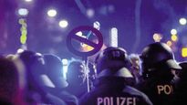 RECHAZO. Un grupo de alemanes se manifestó en Berlín en contra de las restricciones impuestas por el Gobierno.