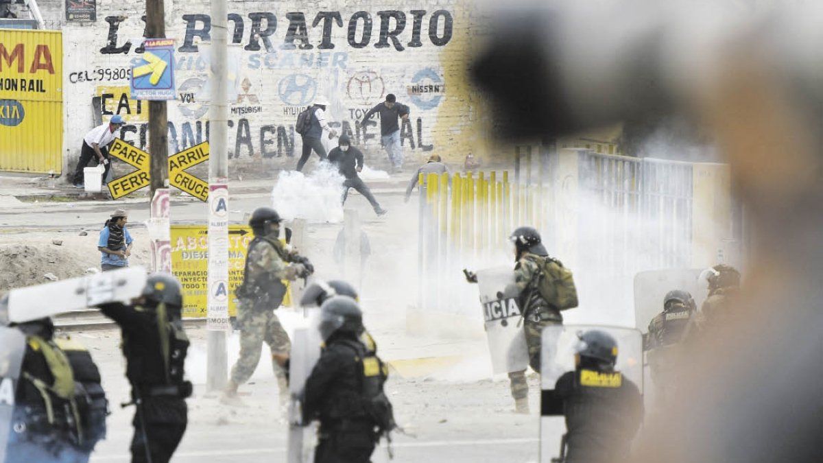 The Government of Peru takes the armed forces to the streets for the protests
