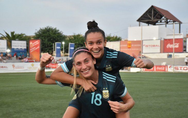 Romina Bueno (con la camiseta número 18) es la primera transferencia a Europa del fútbol argentino.
