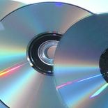 Cómo reciclar los cds que se tienen guardados en la casa, para decorar un espejo. Cómo reciclar los cds que se tienen guardados en la casa, para decorar un espejo.