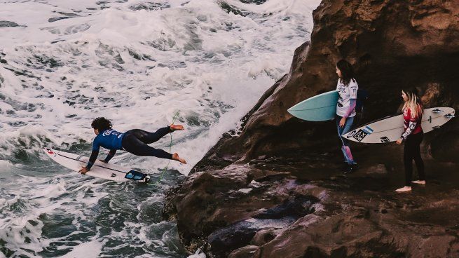 Luego de bajar la escalera hay que tirarse al agua desde las rocas.