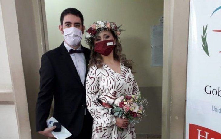 Mariano y Fernanda, los primeros en casarse en Jujuy durante la cuarentena.&nbsp;