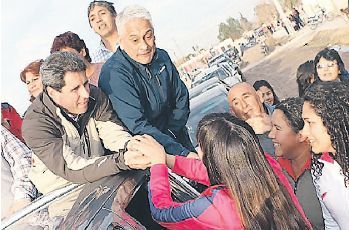 En San Juan, el vicegobernador Sergio Uñac durante una de sus recorridas, con la mirada puesta en suceder a José Luis Gioja.