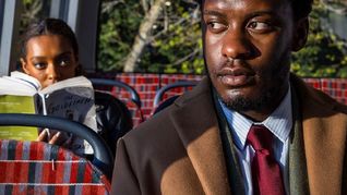 Samuel Adewunmi interpreta a un acusado que desafía al sistema judicial en una serie de Netflix breve, intensa y cargada de tensión.
