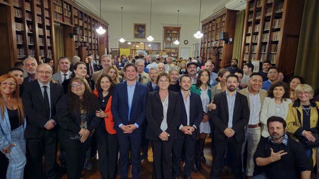 El legislador Yamil Santoro junto a sus compañeros de lista de Unión Porteña Libertaria.&nbsp;