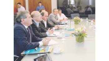En el primer encuentro de lechería en Agroindustria estuvieron Ricardo Buryaile, acompañado por Guillermo Bernaudo, Alejandro Sanmartino, José Quintana y los ministros de Buenos Aires, Santa Fe y Córdoba, junto a productores de la Mesa de Productores de Leche.
