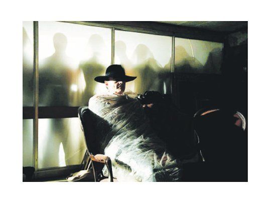 Luis Machín se luce en el doble rol de unos hermanos gemelos en “Necrofobia”, film cuya verdadera protagonista es la imagen, gracias a una excelente fotografía.
