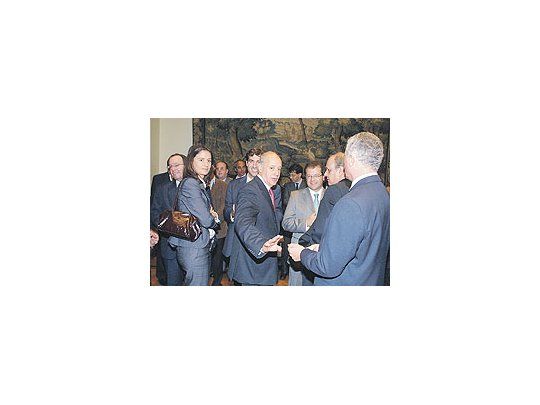 Roberto Lavagna anoche en la presentación de un libro en la Bolsa de Comercio de BuenosAires junto a Leonardo Madcur (que sigue siendo funcionario en Economía, como cuandoestaba él) y, de espaldas, el economista duhaldista Jorge Sarghini, que habló de candidatura.