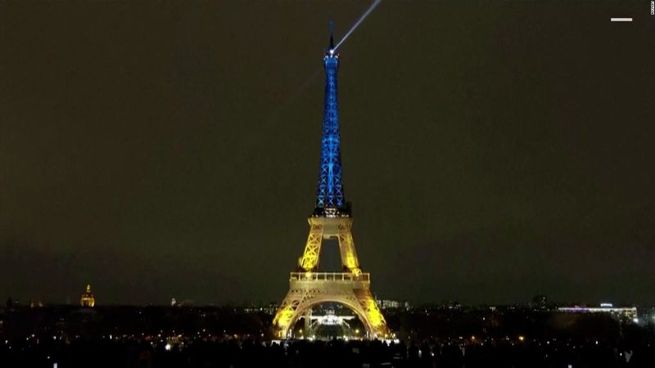 Homenaje: se iluminó la torre Eiffel con los colores de Ucrania.