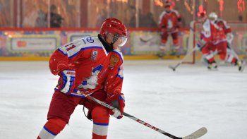 vladimir putin demostro que es el messi del hockey sobre hielo