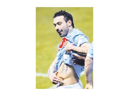 Ezequiel Lavezzi se destacó en la victoria de Napoli sobre Parma por 3 a 1, que le permite soñar con el scudetto.