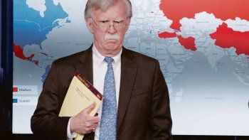 ¿OPCIÓN MILITAR?. En un descuido, el asesor de seguridad de Donald Trump, John Bolton, mostró una anotación de su cuaderno en la que se leía 5.000 tropas a Colombia, por lo que se abrió un interrogante sobre una posible acción armada. Al notar que se leía la escritura, rotó la página.&nbsp; 