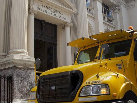 Con la&nbsp;medida -confirmada por fuentes de la autoridad monetaria a Ámbito-, las tenencias del BCRA&nbsp;anotaron una merma diaria de u$s1.755 millones.