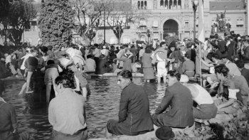 Las patas en la fuente, imagen histórica del&nbsp;17 de octubre&nbsp;de 1945, fecha fundacional del peronismo.