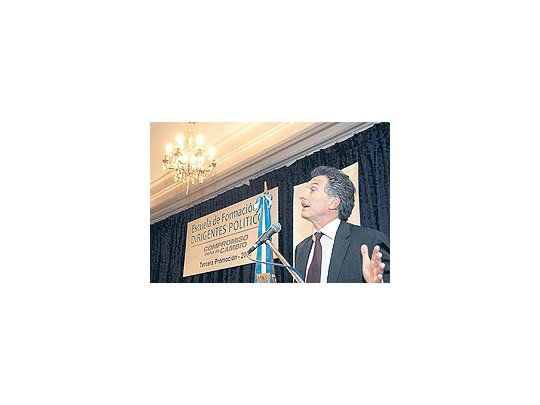 Mauricio Macri entregóayer diplomas en laescuela de formación dedirigentes políticosde Compromisopara el Cambio.