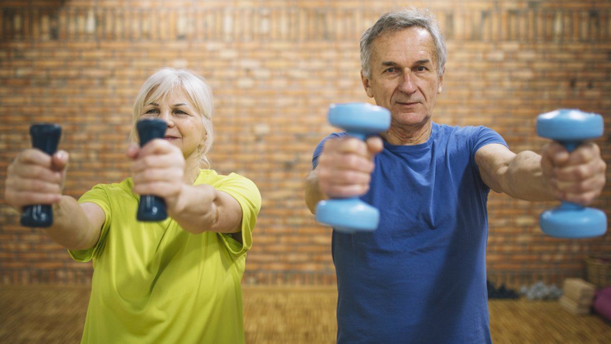El método fitness que es furor entre los adultos mayores: un entrenamiento con múltiples beneficios