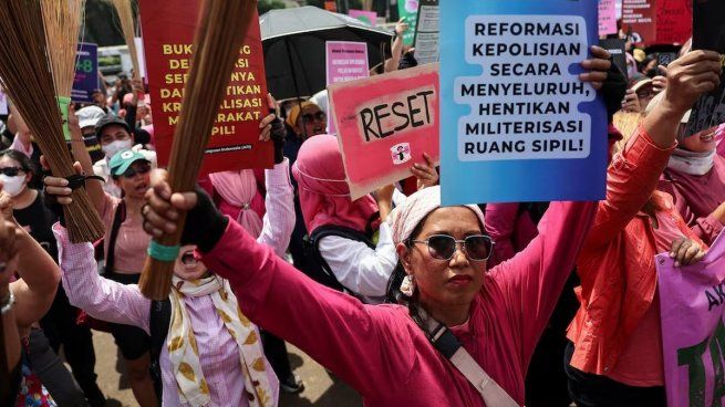 Mujeres se unen a las protestas en Yakarta con escobas en mano como símbolo de cambio