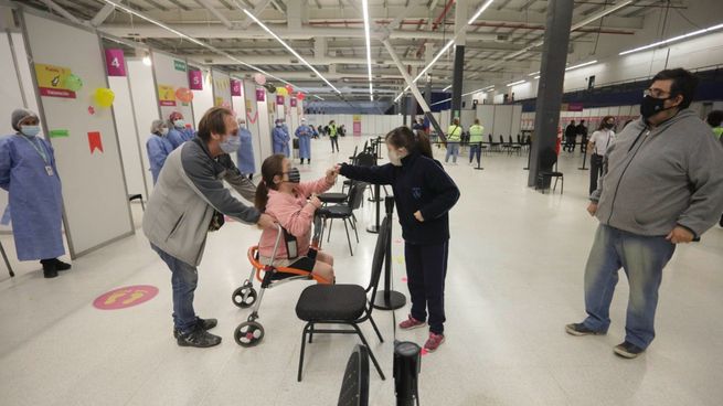 Adolescentes de entre 12 y 17 años con condiciones priorizadas comenzaron a recibir la segunda dosis de Moderna.