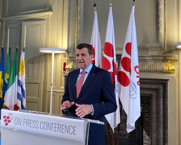 John Barker es el director general de la Organización Internacional de la Viña y el Vino (OIV). John Barker es el director general de la Organización Internacional de la Viña y el Vino (OIV).